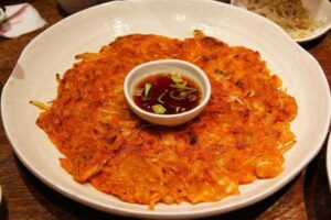 Presentación de un plato con alimentos fermentados.