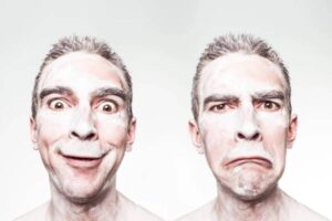 En foto se muestra a un hombre con expresiones de felicidad y de tristeza