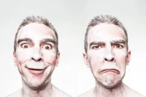 En foto se muestra a un hombre con expresiones de felicidad y de tristeza